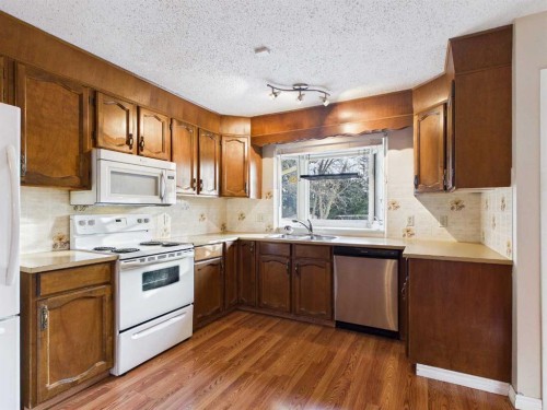 503 Dalcastle Mews Nw, Calgary, AB - Indoor Photo Showing Kitchen With Double Sink