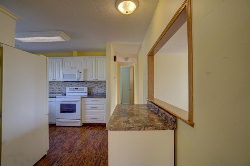 524 51 Avenue West, Claresholm, AB - Indoor Photo Showing Kitchen