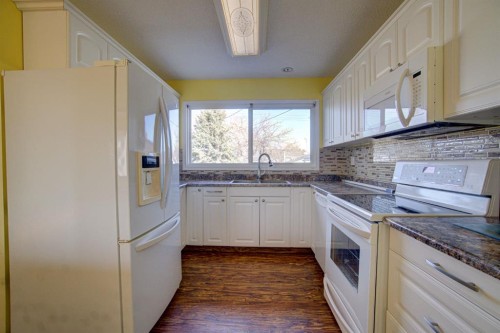 524 51 Avenue West, Claresholm, AB - Indoor Photo Showing Kitchen With Double Sink