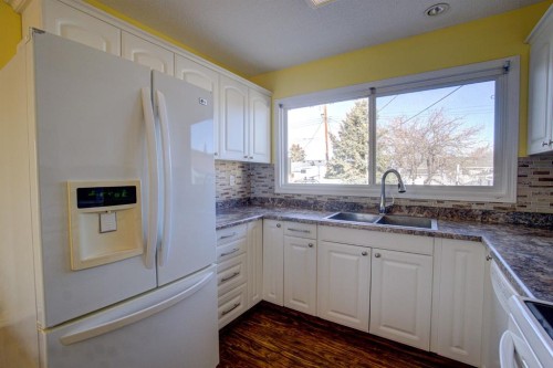524 51 Avenue West, Claresholm, AB - Indoor Photo Showing Kitchen With Double Sink