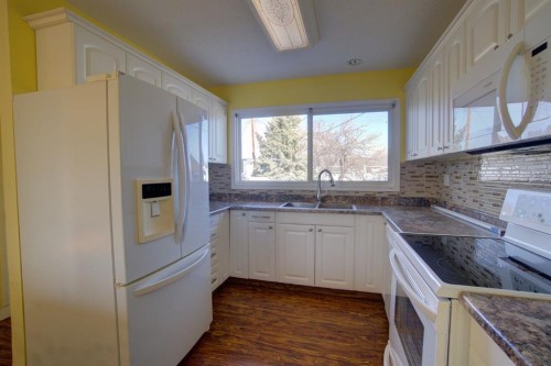 524 51 Avenue West, Claresholm, AB - Indoor Photo Showing Kitchen With Double Sink