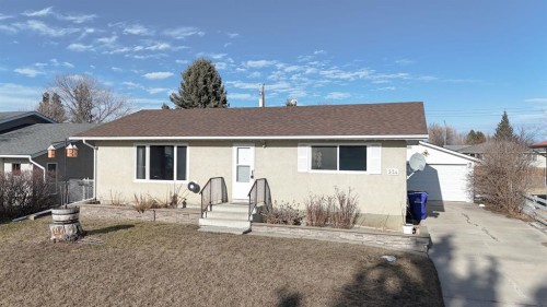 524 51 Avenue West, Claresholm, AB - Outdoor