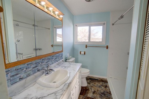524 51 Avenue West, Claresholm, AB - Indoor Photo Showing Bathroom