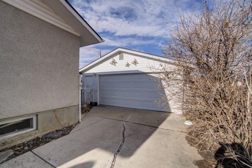 524 51 Avenue West, Claresholm, AB - Outdoor