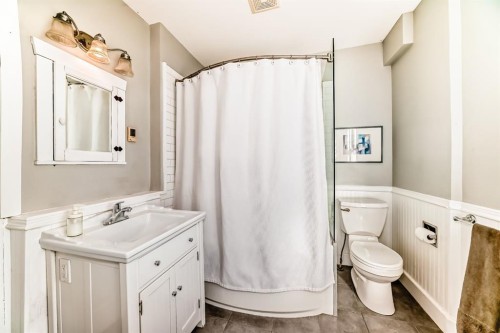 2125 36 Avenue Sw, Calgary, AB - Indoor Photo Showing Bathroom