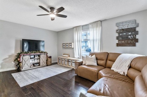 29 Green Meadow Crescent, Strathmore, AB - Indoor Photo Showing Living Room