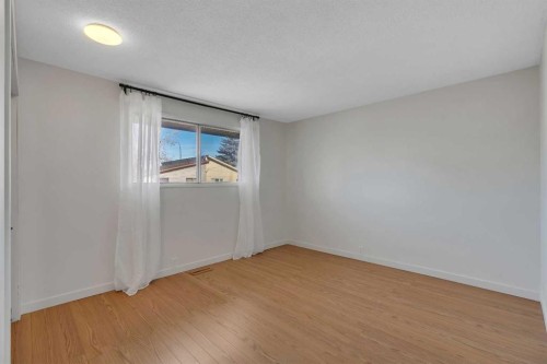 3404 35 Avenue Se, Calgary, AB - Indoor Photo Showing Other Room
