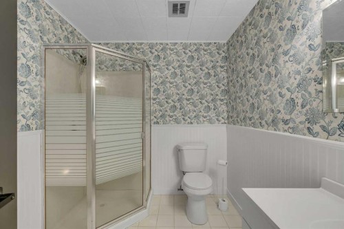 3404 35 Avenue Se, Calgary, AB - Indoor Photo Showing Bathroom