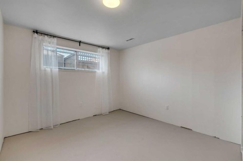 3404 35 Avenue Se, Calgary, AB - Indoor Photo Showing Other Room