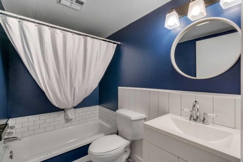 3404 35 Avenue Se, Calgary, AB - Indoor Photo Showing Bathroom