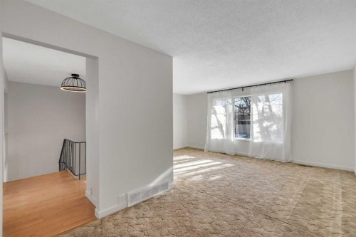 3404 35 Avenue Se, Calgary, AB - Indoor Photo Showing Other Room
