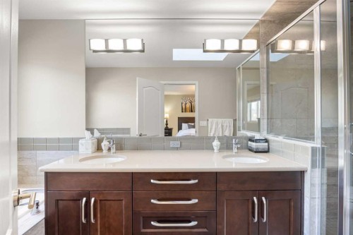 34 Edgeridge Mews Nw, Calgary, AB - Indoor Photo Showing Bathroom