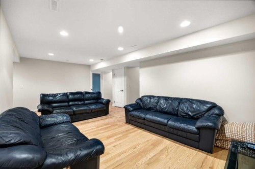 34 Edgeridge Mews Nw, Calgary, AB - Indoor Photo Showing Living Room