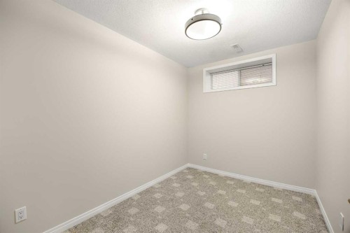 34 Edgeridge Mews Nw, Calgary, AB - Indoor Photo Showing Other Room