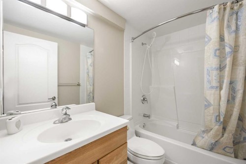 34 Edgeridge Mews Nw, Calgary, AB - Indoor Photo Showing Bathroom