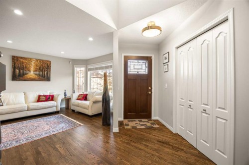 34 Edgeridge Mews Nw, Calgary, AB - Indoor Photo Showing Living Room