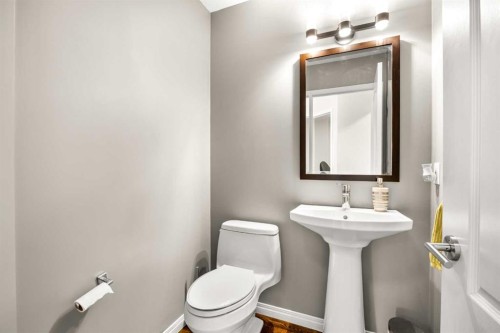 34 Edgeridge Mews Nw, Calgary, AB - Indoor Photo Showing Bathroom