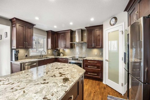 34 Edgeridge Mews Nw, Calgary, AB - Indoor Photo Showing Kitchen With Upgraded Kitchen