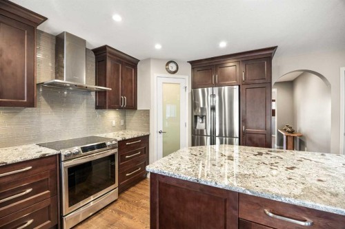 34 Edgeridge Mews Nw, Calgary, AB - Indoor Photo Showing Kitchen With Upgraded Kitchen
