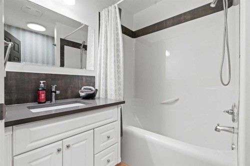 140 Allen Crescent, Vulcan, AB - Indoor Photo Showing Bathroom
