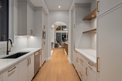 2920 Toronto Crescent Nw, Calgary, AB - Indoor Photo Showing Kitchen With Upgraded Kitchen