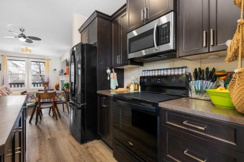 75 Williamstown Landing Nw, Airdrie, AB - Indoor Photo Showing Kitchen