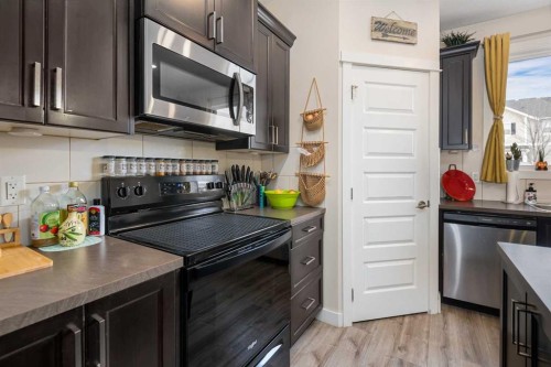 75 Williamstown Landing Nw, Airdrie, AB - Indoor Photo Showing Kitchen