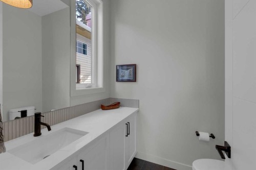 7712 36 Avenue Nw, Calgary, AB - Indoor Photo Showing Bathroom