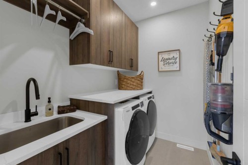 7712 36 Avenue Nw, Calgary, AB - Indoor Photo Showing Laundry Room