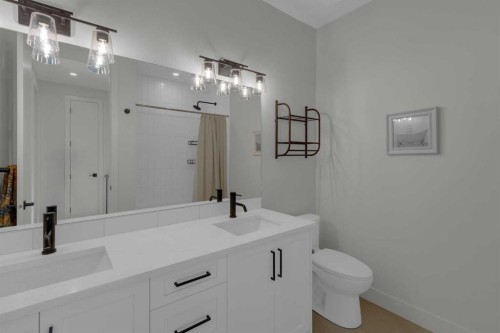 7712 36 Avenue Nw, Calgary, AB - Indoor Photo Showing Bathroom