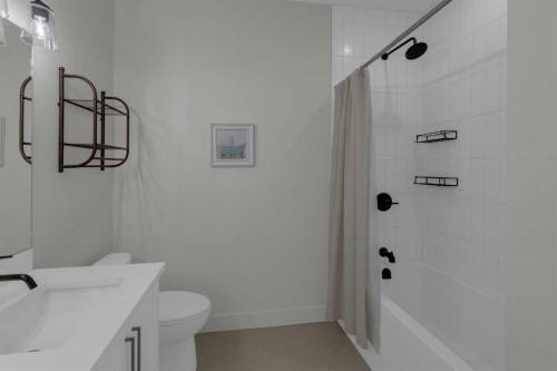 7712 36 Avenue Nw, Calgary, AB - Indoor Photo Showing Bathroom