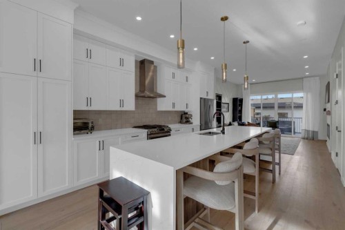 7712 36 Avenue Nw, Calgary, AB - Indoor Photo Showing Kitchen With Upgraded Kitchen