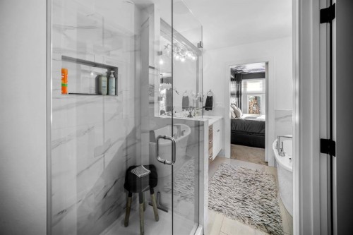 1910 48 Avenue Sw, Calgary, AB - Indoor Photo Showing Bathroom