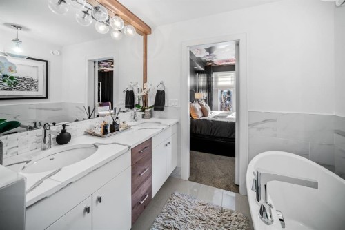 1910 48 Avenue Sw, Calgary, AB - Indoor Photo Showing Bathroom