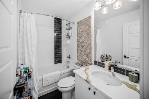 1910 48 Avenue Sw, Calgary, AB - Indoor Photo Showing Bathroom