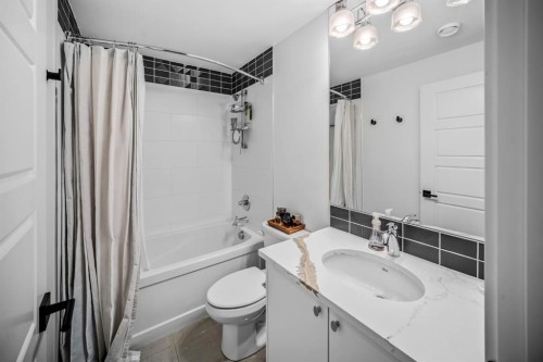 1910 48 Avenue Sw, Calgary, AB - Indoor Photo Showing Bathroom