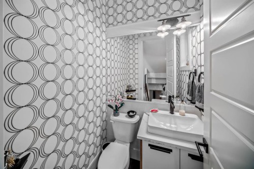 1910 48 Avenue Sw, Calgary, AB - Indoor Photo Showing Bathroom