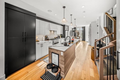 1910 48 Avenue Sw, Calgary, AB - Indoor Photo Showing Kitchen With Upgraded Kitchen
