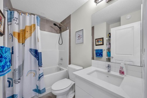 954 Mahogany Boulevard Se, Calgary, AB - Indoor Photo Showing Bathroom