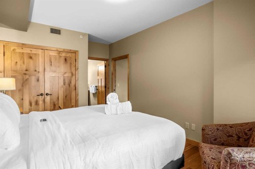 112-379 Spring Creek Drive, Canmore, AB - Indoor Photo Showing Bedroom