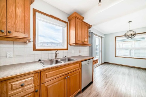 21 Hillview Road, Strathmore, AB - Indoor Photo Showing Kitchen With Double Sink