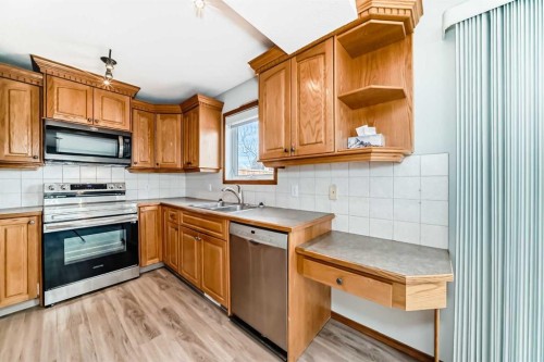 21 Hillview Road, Strathmore, AB - Indoor Photo Showing Kitchen With Double Sink
