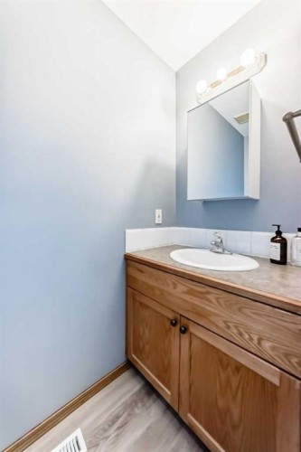 21 Hillview Road, Strathmore, AB - Indoor Photo Showing Bathroom