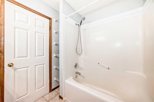 21 Hillview Road, Strathmore, AB - Indoor Photo Showing Bathroom