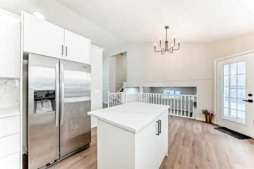 624 Shawinigan Drive Sw, Calgary, AB - Indoor Photo Showing Kitchen
