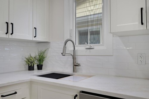 308 Doverview Crescent Se, Calgary, AB - Indoor Photo Showing Kitchen