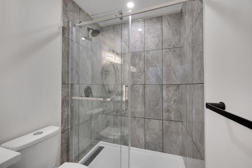 308 Doverview Crescent Se, Calgary, AB - Indoor Photo Showing Bathroom