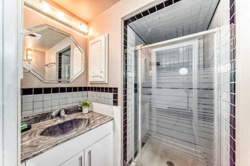 707 Malvern Drive Ne, Calgary, AB - Indoor Photo Showing Bathroom