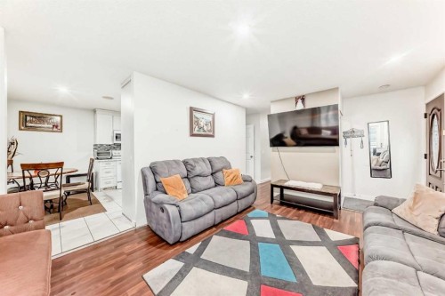 707 Malvern Drive Ne, Calgary, AB - Indoor Photo Showing Living Room