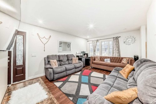 707 Malvern Drive Ne, Calgary, AB - Indoor Photo Showing Living Room